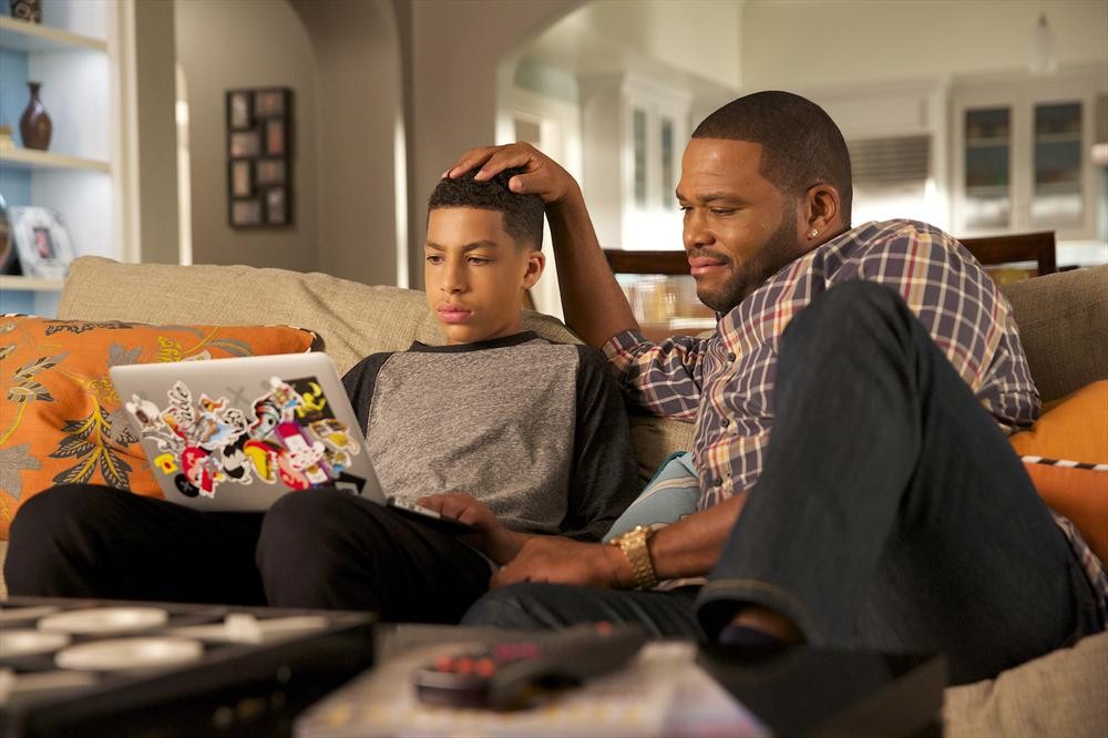 Still of Anthony Anderson and Marcus Scribner in Black-ish (2014)