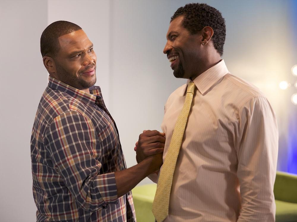 Still of Anthony Anderson and Deon Cole in Black-ish (2014)