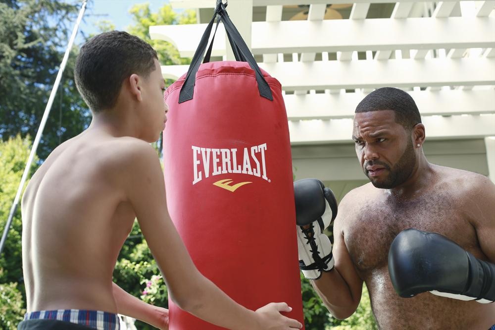 Still of Anthony Anderson and Marcus Scribner in Black-ish (2014)