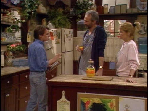 Still of Michael J. Fox, Meredith Baxter and Michael Gross in Family Ties (1982)