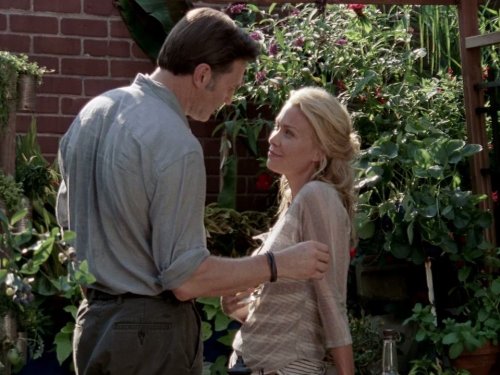Still of Laurie Holden and David Morrissey in Vaikstantys numireliai (2010)