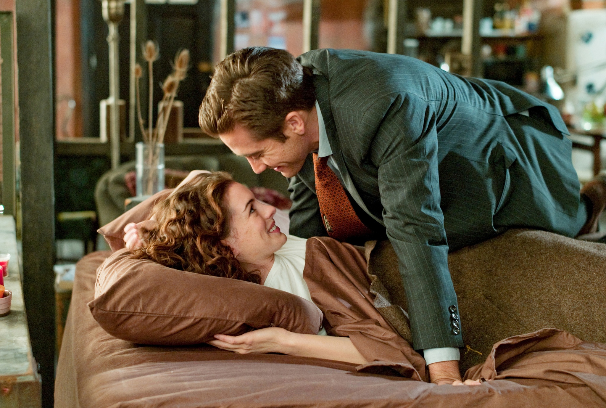 Still of Anne Hathaway and Jake Gyllenhaal in Meile ir kiti narkotikai (2010)