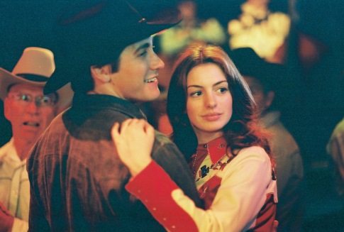 Still of Anne Hathaway and Jake Gyllenhaal in Kuprotas kalnas (2005)