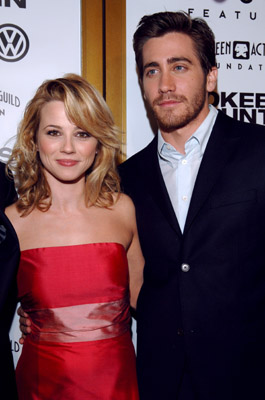 Linda Cardellini and Jake Gyllenhaal at event of Kuprotas kalnas (2005)