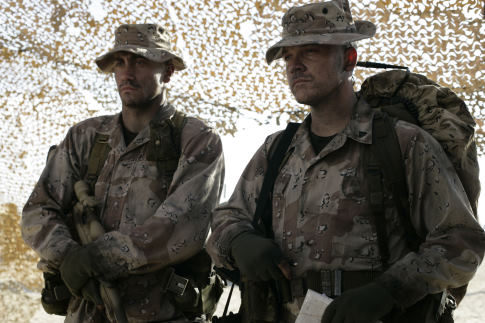 Still of Jake Gyllenhaal and Peter Sarsgaard in Jarhead (2005)