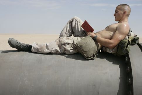 Still of Jake Gyllenhaal in Jarhead (2005)