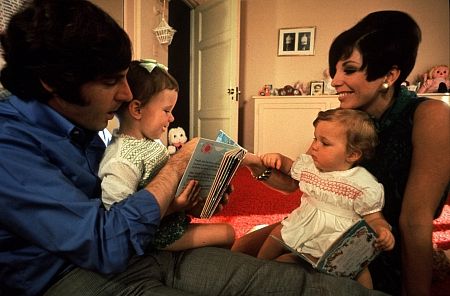 2995-60 JOAN COLLINS,HUSBAND ANTHONY NEWLEY AND THEIR CHILDREN / 1968