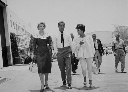 Paul Newman with Joanne Woodward and Joan Collins at Fox Studios, 1958.