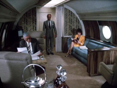 Still of Joan Collins, John Forsythe and Christopher Cazenove in Dynasty (1981)