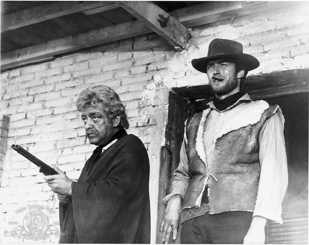 Still of Clint Eastwood and José Calvo in Uz sauja doleriu (1964)
