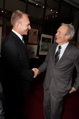 Clint Eastwood and Francois Pienaar at event of Nenugalimas (2009)