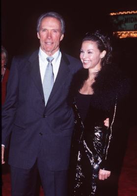 Clint Eastwood and Ashley Judd at event of Midnight in the Garden of Good and Evil (1997)