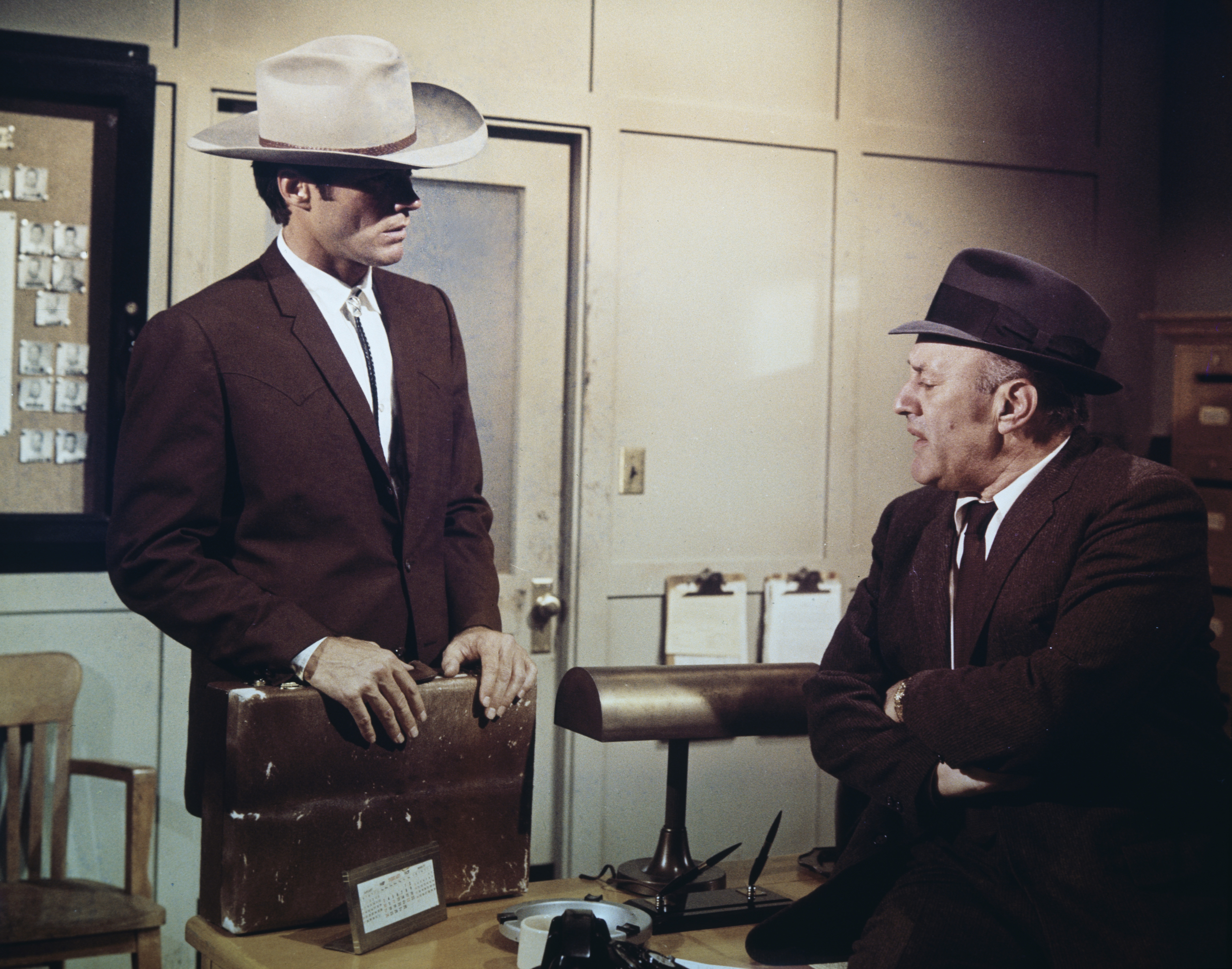 Still of Clint Eastwood and Lee J. Cobb in Coogan's Bluff (1968)