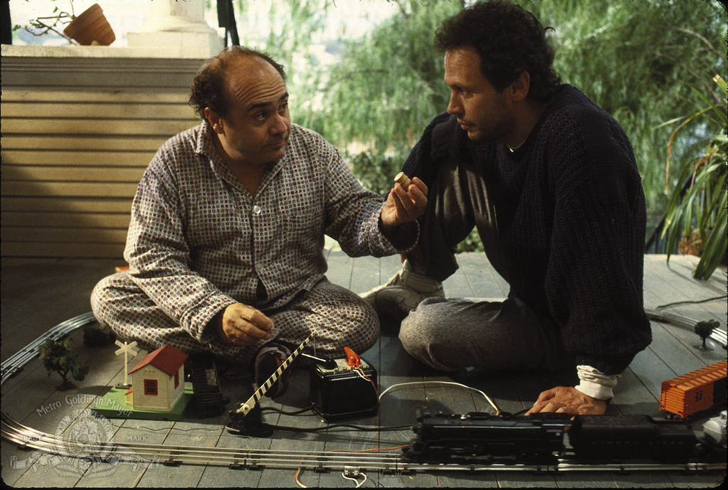 Still of Billy Crystal and Danny DeVito in Throw Momma from the Train (1987)