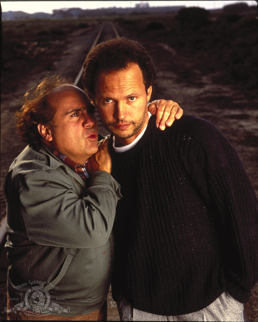 Still of Billy Crystal and Danny DeVito in Throw Momma from the Train (1987)