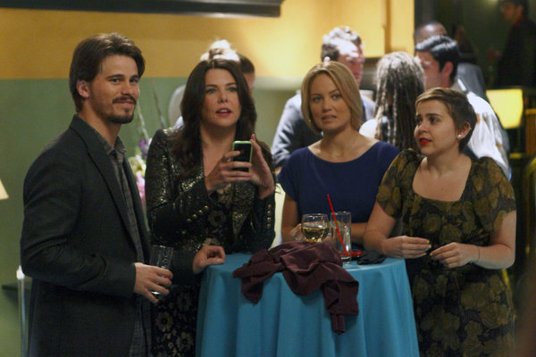 Still of Erika Christensen, Lauren Graham, Jason Ritter and Mae Whitman in Parenthood (2010)