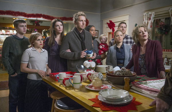 Still of Bonnie Bedelia, Joy Bryant, Erika Christensen, Lauren Graham, Sam Jaeger, Mae Whitman, Dax Shepard, Miles Heizer and Drew Holt in Parenthood (2010)