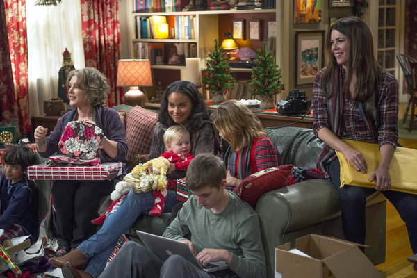 Still of Bonnie Bedelia, Joy Bryant, Lauren Graham, Mae Whitman, Miles Heizer, Drew Holt and Xolo Maridueña in Parenthood (2010)