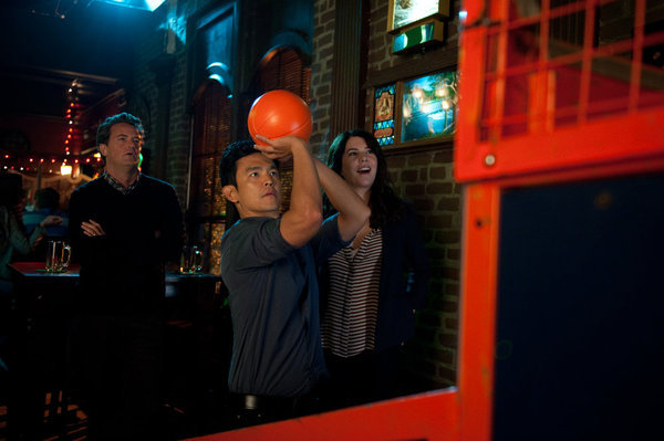 Still of Matthew Perry, John Cho and Lauren Graham in Go On: Dinner Takes All (2012)