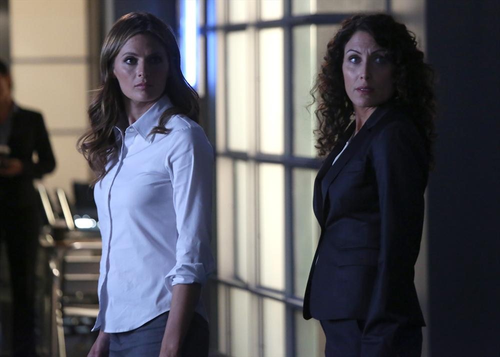 Still of Lisa Edelstein and Stana Katic in Kastlas (2009)