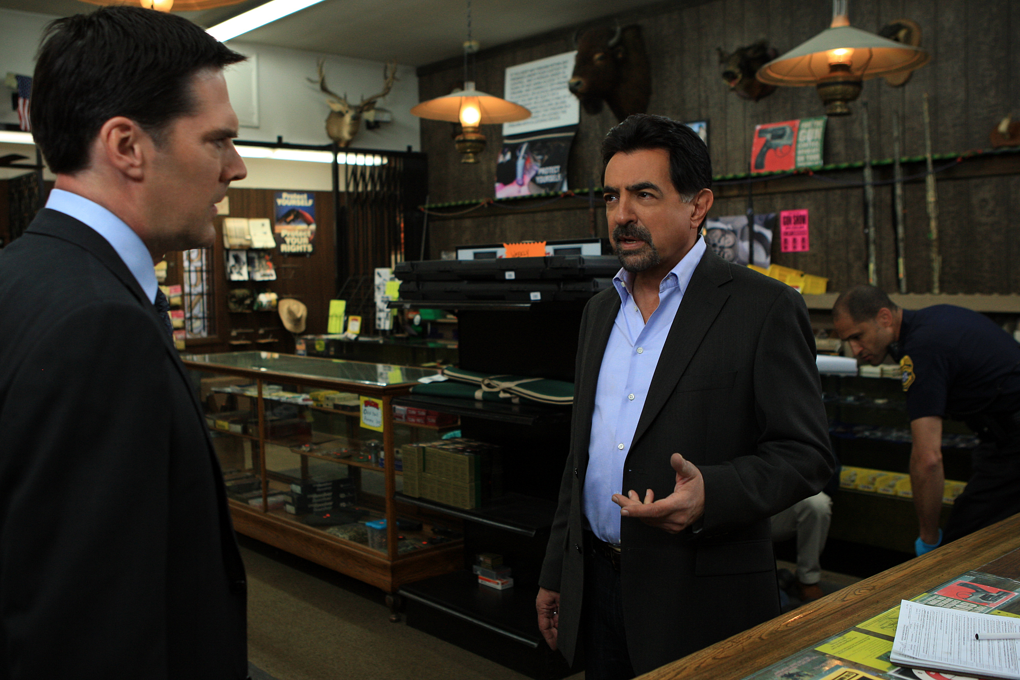 Still of Joe Mantegna and Thomas Gibson in Nusikalstami protai (2005)