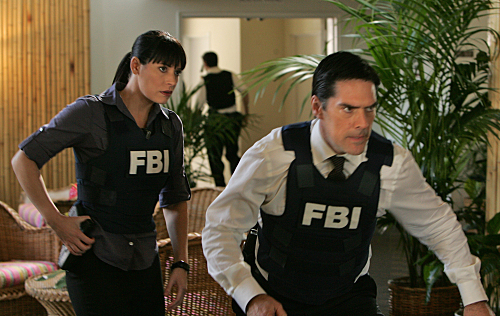 Still of Thomas Gibson and Paget Brewster in Nusikalstami protai (2005)