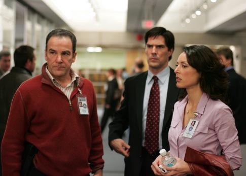 Still of Mandy Patinkin, Thomas Gibson and Lola Glaudini in Nusikalstami protai (2005)