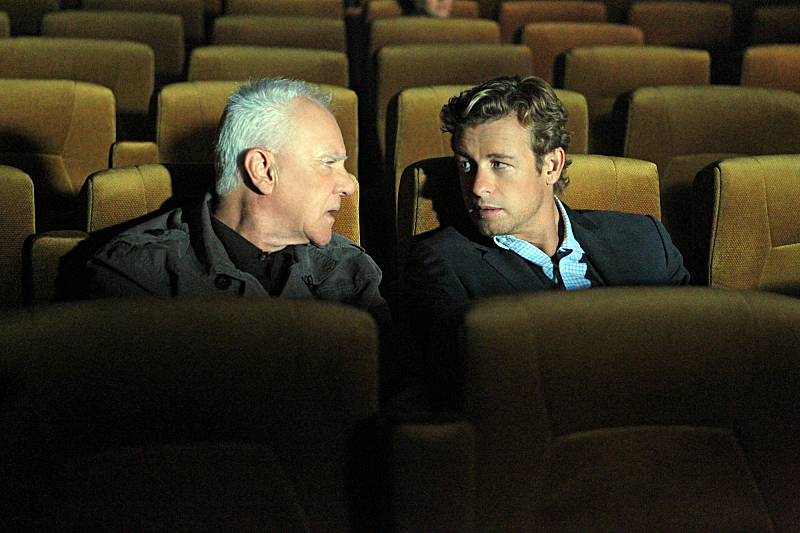 Still of Malcolm McDowell and Simon Baker in Mentalistas (2008)
