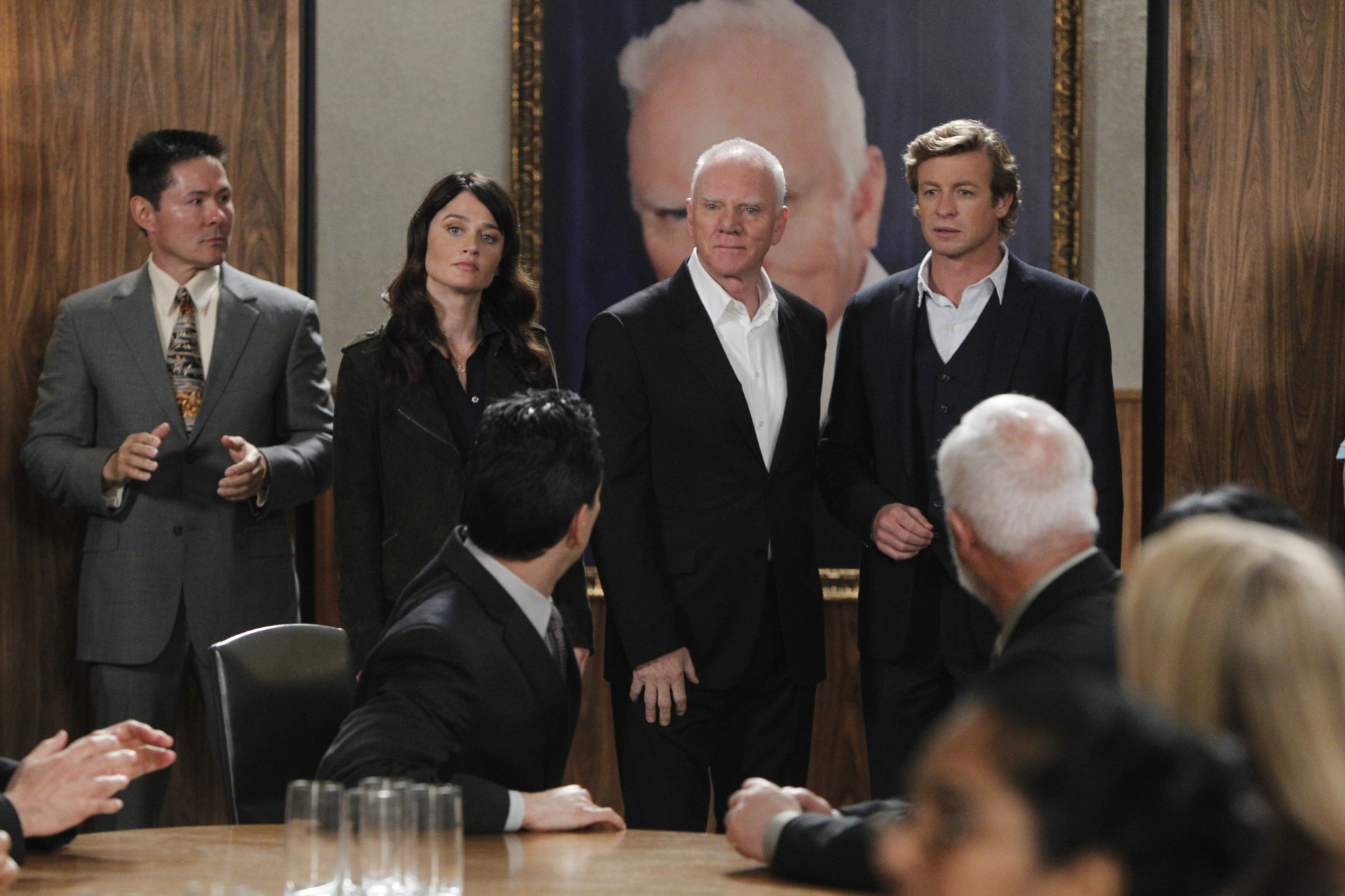 Still of Malcolm McDowell, Robin Tunney and Simon Baker in Mentalistas (2008)