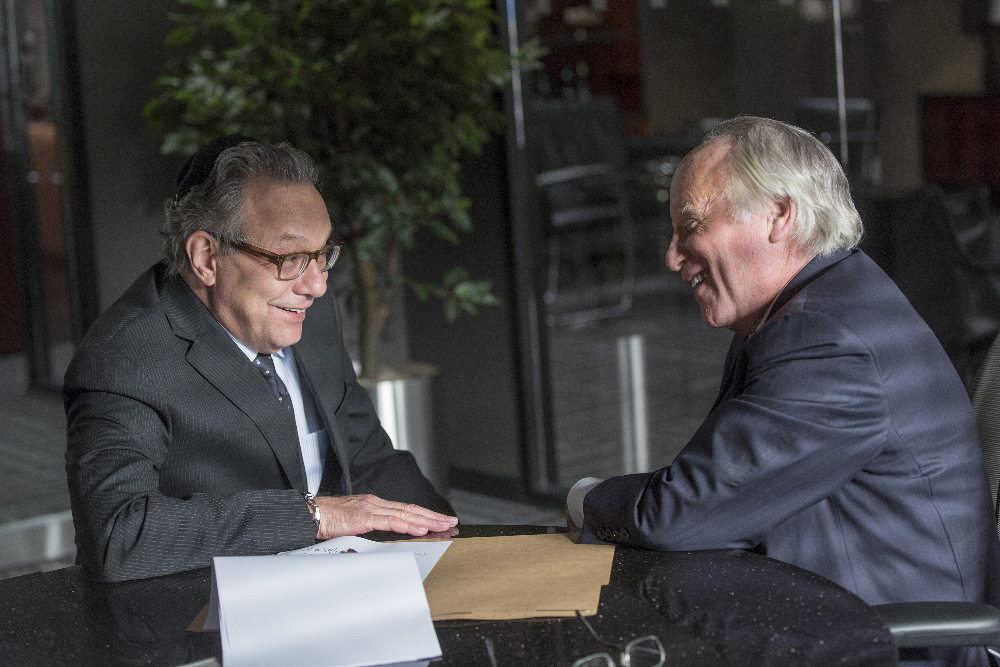 Richard Dreyfuss and Lewis Black in Madoff (2016)