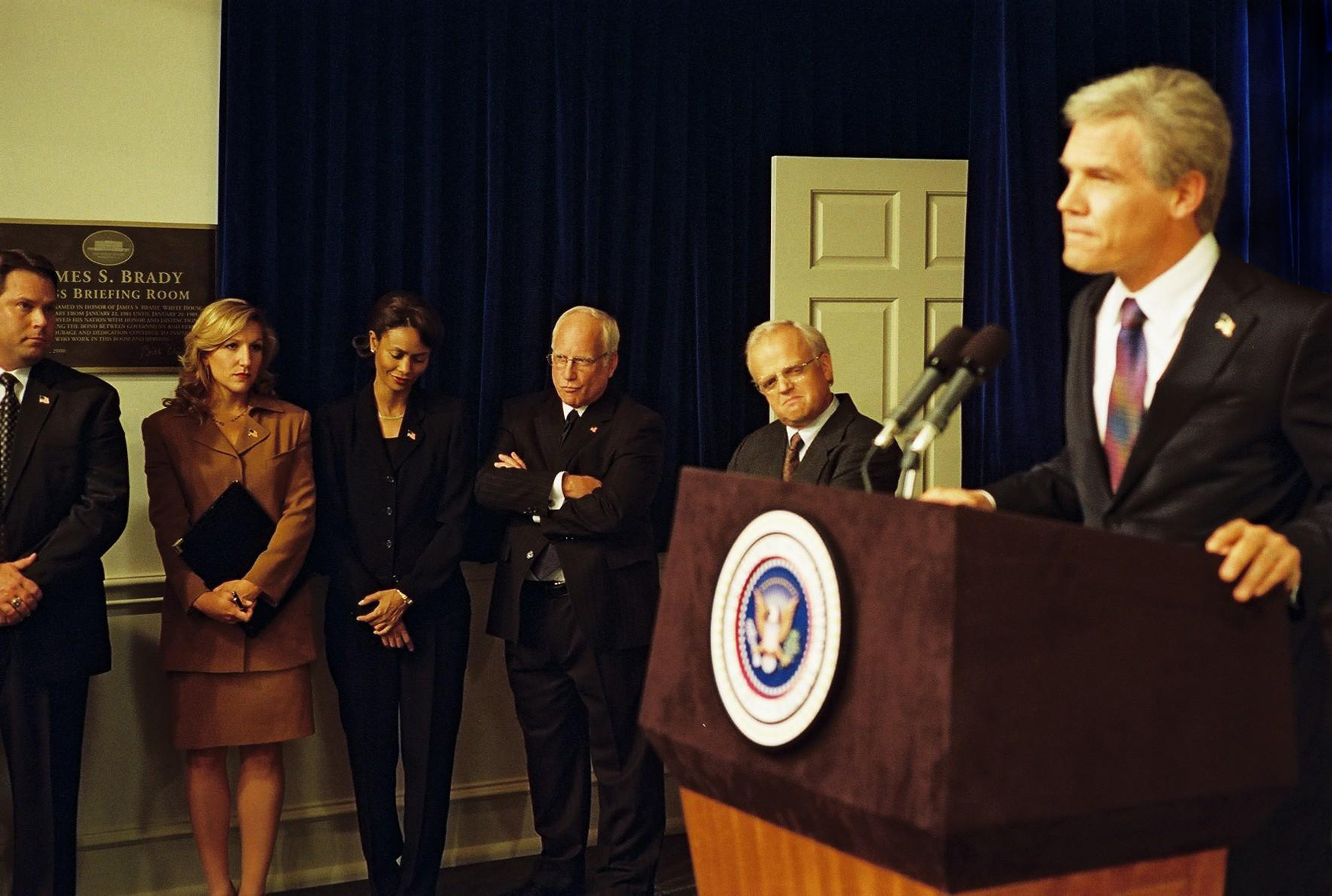 Still of Richard Dreyfuss, Josh Brolin, Toby Jones and Thandie Newton in W. (2008)