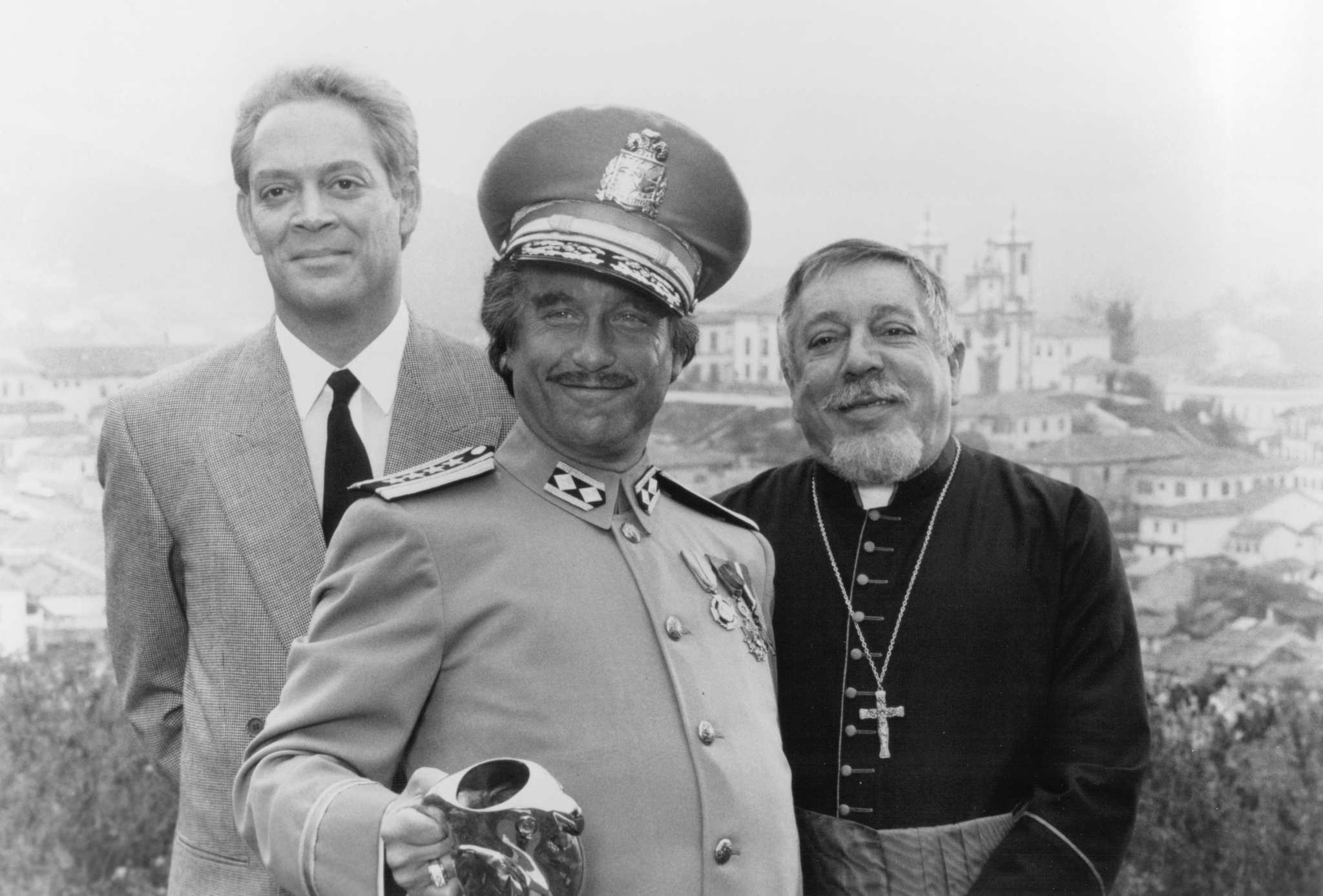 Still of Richard Dreyfuss, Raul Julia and José Lewgoy in Moon Over Parador (1988)