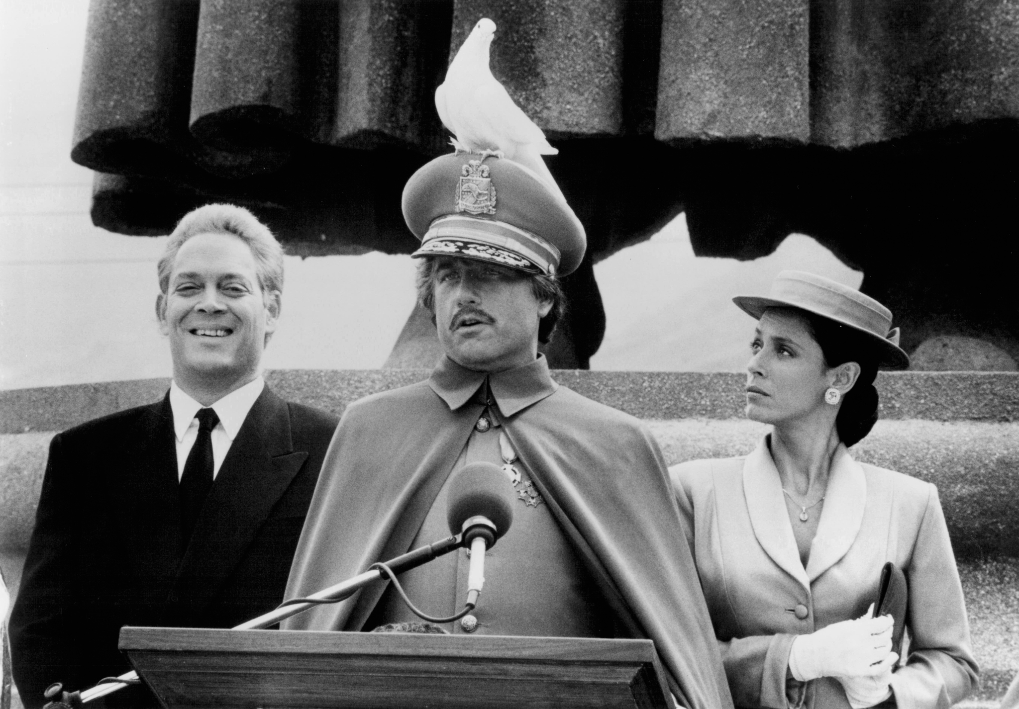 Still of Richard Dreyfuss, Raul Julia and Sonia Braga in Moon Over Parador (1988)