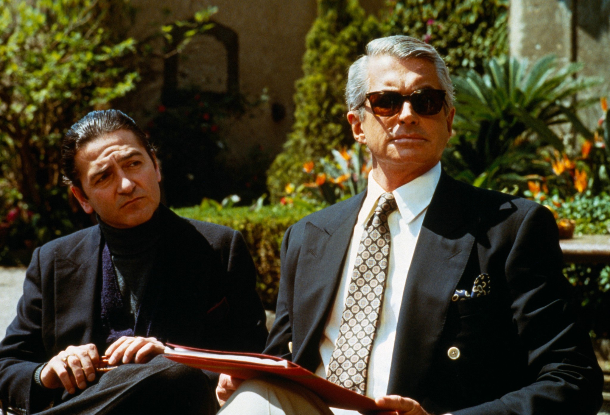 Still of George Hamilton and Don Novello in Krikstatevis III (1990)