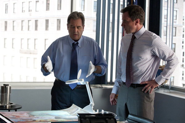 Still of Beau Bridges and Tim DeKay in Aferistas (2009)