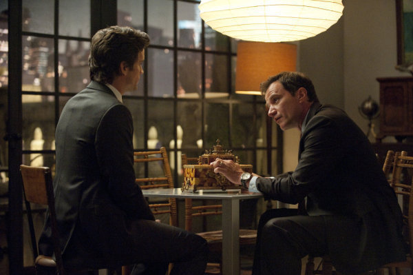 Still of Matt Bomer and Tim DeKay in Aferistas (2009)