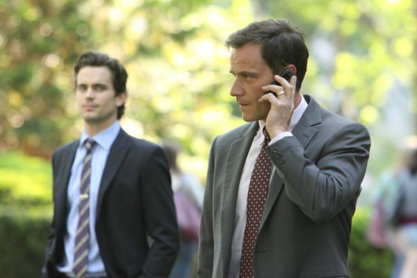 Still of Matt Bomer and Tim DeKay in Aferistas (2009)