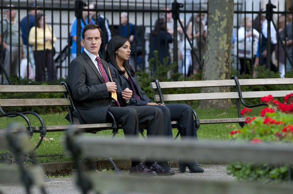 Still of Tim DeKay and Marsha Thomason in Aferistas (2009)