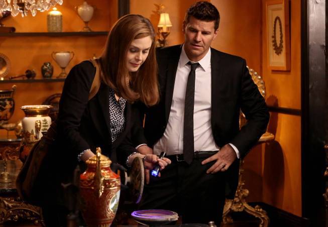 Still of David Boreanaz and Emily Deschanel in Kaulai (2005)