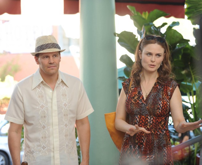 Still of David Boreanaz and Emily Deschanel in Kaulai (2005)