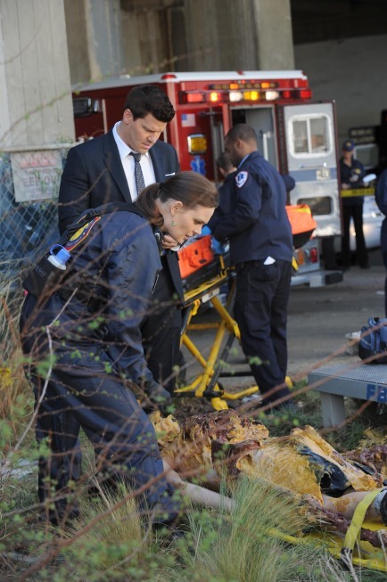 Still of David Boreanaz and Emily Deschanel in Kaulai (2005)