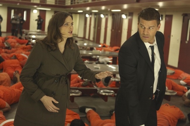 Still of David Boreanaz and Emily Deschanel in Kaulai (2005)