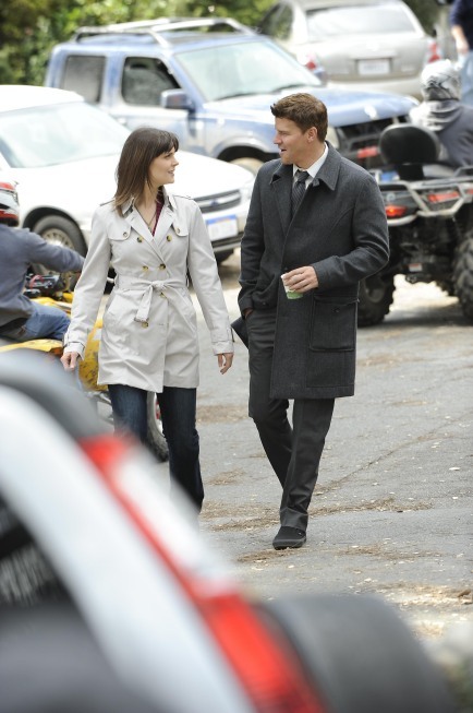 Still of David Boreanaz and Emily Deschanel in Kaulai (2005)