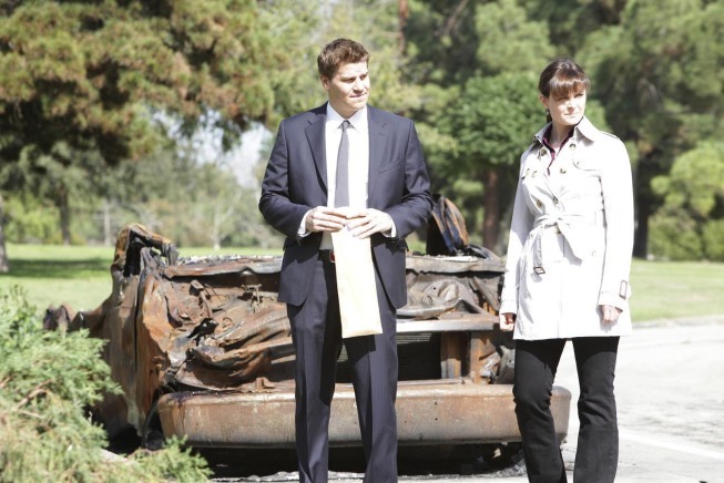 Still of David Boreanaz and Emily Deschanel in Kaulai (2005)