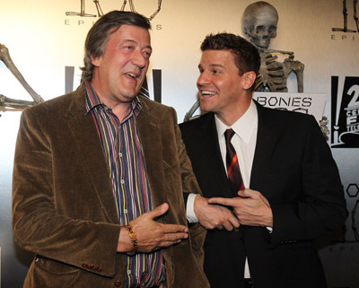 Stephen Fry and David Boreanaz at event of Kaulai (2005)