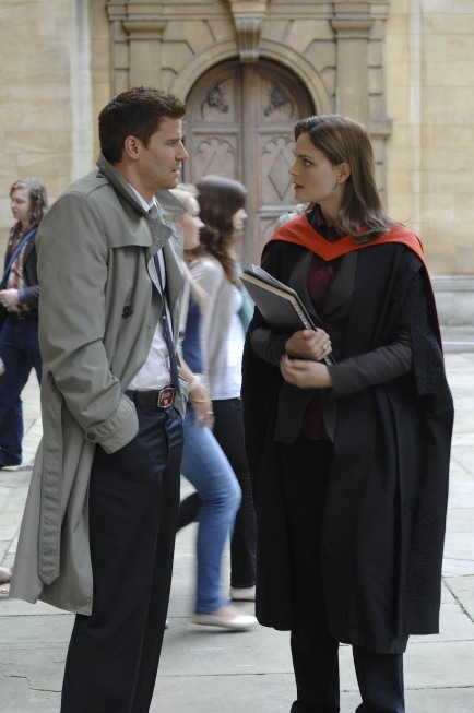 Still of David Boreanaz and Emily Deschanel in Kaulai (2005)