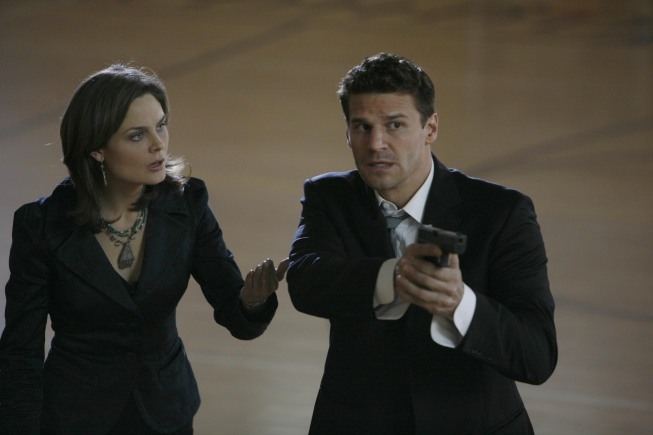 Still of David Boreanaz and Emily Deschanel in Kaulai (2005)