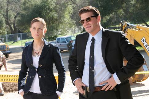 Still of David Boreanaz and Emily Deschanel in Kaulai (2005)