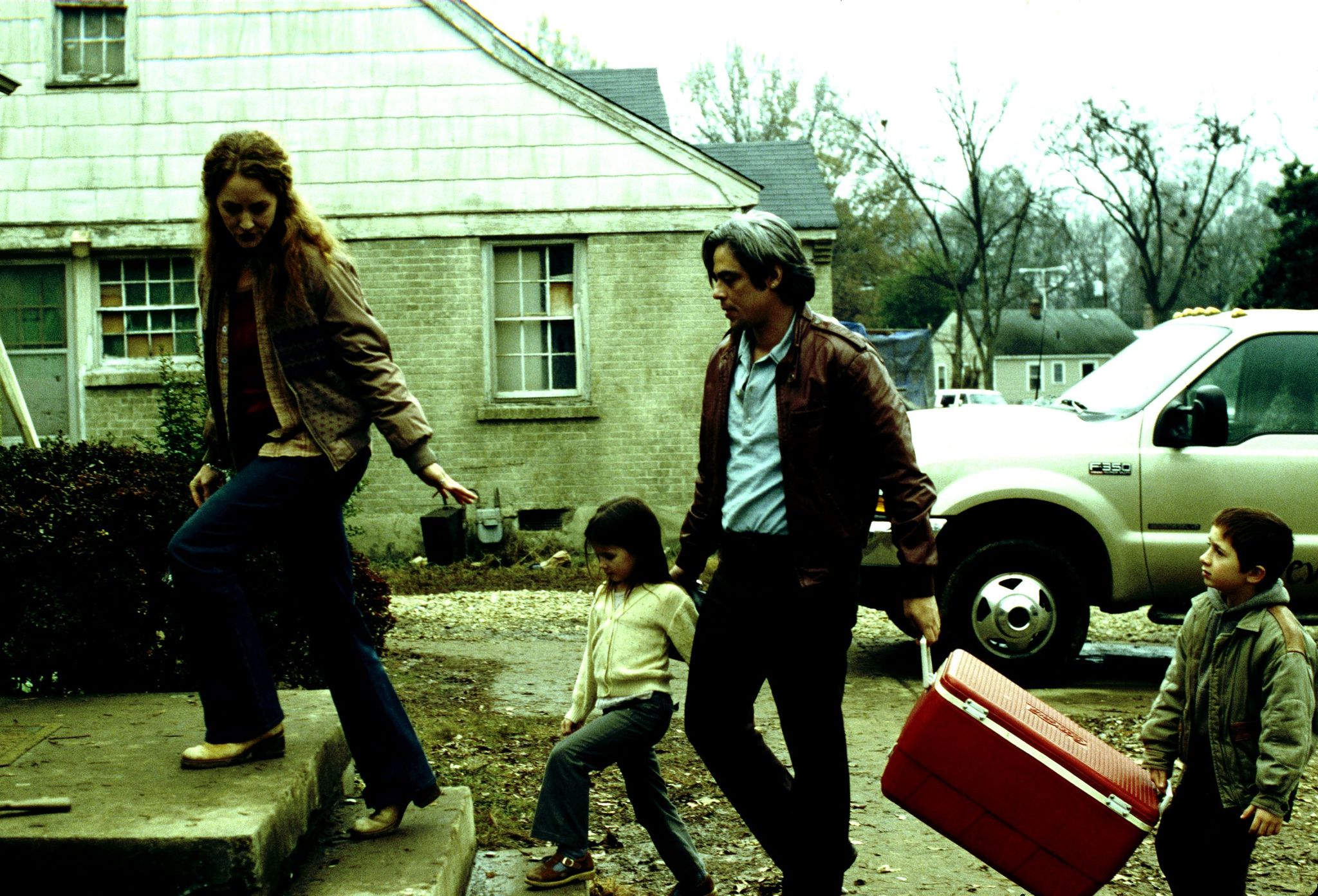 Still of Benicio Del Toro, Melissa Leo, Marc Musso and Teresa Delgado in 21 gramas (2003)