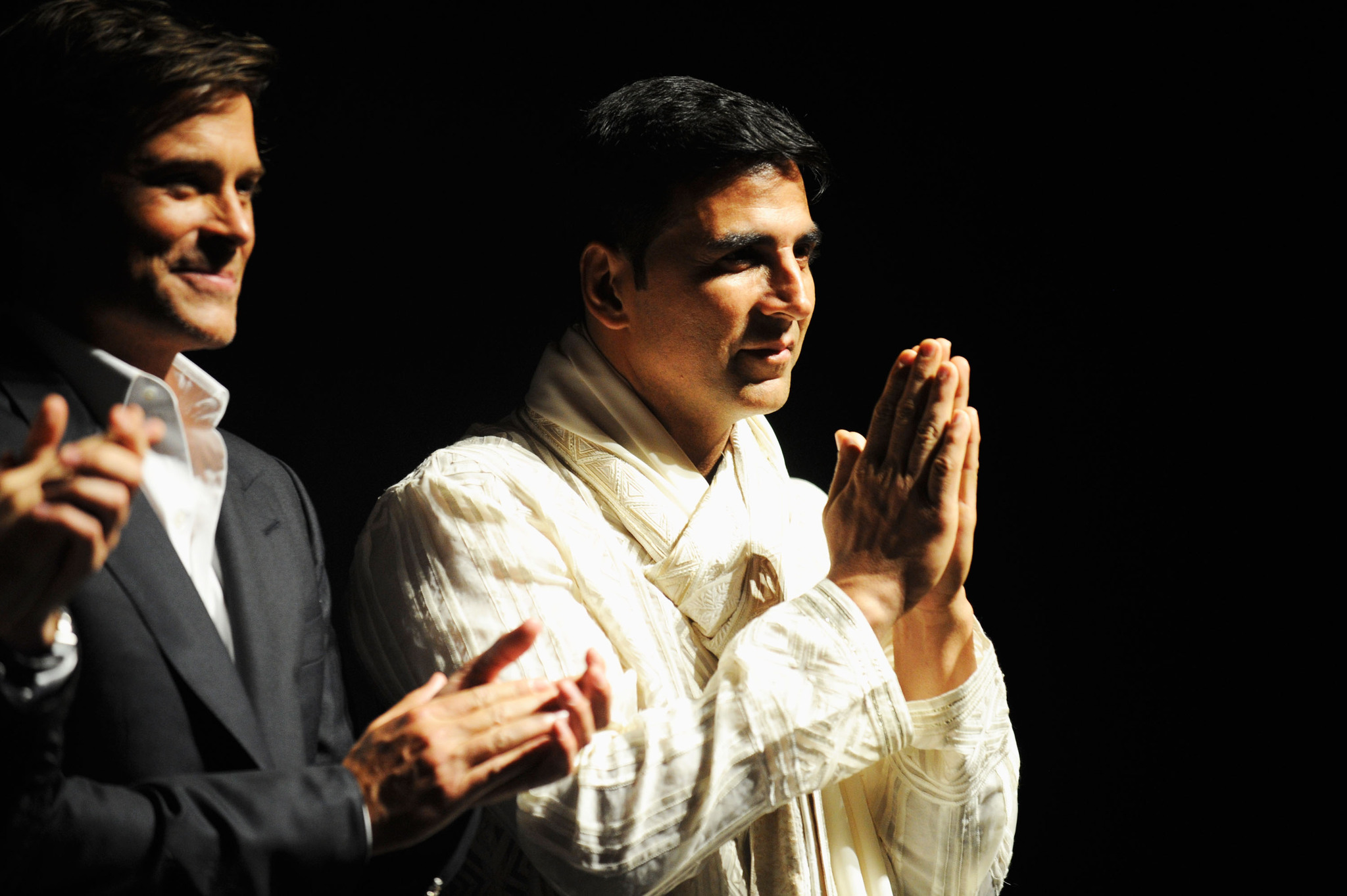 Rob Lowe and Akshay Kumar at event of Breakaway (2011)